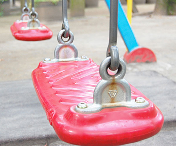公園で遊ぶ遊具に使用されるねじ